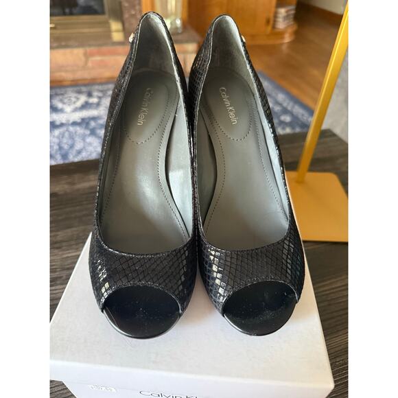 Calvin Klein Callie Patent Snake Print Wedge Peep Toes Sz. 7.5 - Picture 5 of 6
